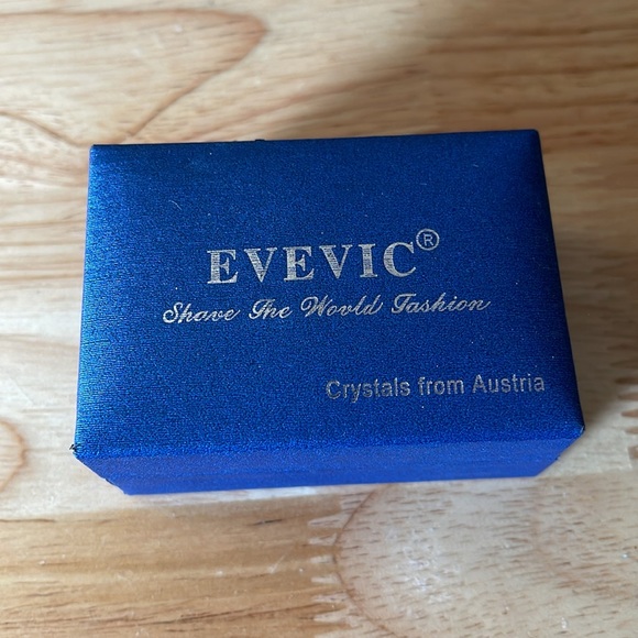 Evevic crystals from Australia dangle earrings - Picture 3 of 5